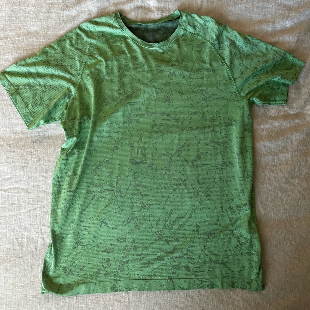 Men's XL lululemon green work out shirt
